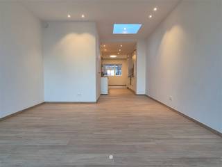 <p><span>SINT-NIKLAAS</span><span> - Ben je op zoek naar een gerenoveerde energiezuinige woning met tuin? Kijk dan snel even verder!</span></p><p><span> </span></p><p><span>Enkele troeven op een rij:</span></p><ul><li><span>Grondige energetische renovatie </span></li><li><span>Vloerverwarming via warmtepomp (lucht-water) </span></li><li><span>EPC: 17 (11 zonnepanelen)</span></li><li><span>Volledig geschilderd en voorzien van verlichting</span></li><li><span>Aangename tuin met terras</span></li><li><span>Autostaanplaats inbegrepen in de huurprijs achteraan de woning</span></li></ul><p><span> </span></p><p><span>De indeling is als volgt:</span></p><p><span>Je betreedt de woning via de inkom met ruime voorplaats/eetplaats. Verder vindt je op het gelijkvloers een apart toilet, een praktische berging/wasplaats en een volledig ingerichte open keuken voorzien van alle toestellen.</span></p><p><span>Achteraan bevindt zich de lichtrijke leefruimte met schuifraam dat uitgeeft op het terras en de tuin.</span></p><p><span> </span></p><p><span>Op de eerste verdieping is er een nachthal, een apart toilet, een ruime ingerichte badkamer met lavabomeubel en inloopdouche, en een eerste volwaardige slaapkamer.</span></p><p><span> </span></p><p><span>De tweede verdieping telt nog twee bijkomende slaapkamers.</span></p><p><span> </span></p><p><span>De woning is bovendien uitgerust met een ventilatiesysteem D en 11 zonnepanelen.</span></p><p><span> </span></p><p><span> </span></p><p><span>Beschikbaar </span><span>na afwerking van de werken (richtdatum 1/04/2026)</span></p><p><span>Huurprijs</span><span>: €1.190 (incl. autostaanplaatst)</span></p><p><span>EPC</span><span>: 17</span></p><p><span> </span></p><p><span>Interesse in deze mooie woning? Vraag dan snel je bezoek aan via onze website!</span></p><p><span> </span></p><p><span> </span></p>