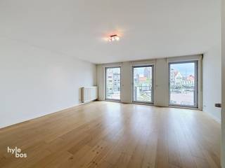 <p><span>Appartement spacieux et luxueux donnant sur la Grand Place de Saint-Nicolas. Situé au premier étage, directement sur la Grand-Place de Saint-Nicolas, ce magnifique appartement allie espace, lumière et emplacement exceptionnel. Le salon spacieux jouit d'une belle vue sur la Grand-Place et se caractérise par une abondance de lumière naturelle. La cuisine entièrement équipée, dotée de tous les appareils électroménagers, est adjacente à la salle à manger spacieuse qui donne accès à une terrasse fermée. L'appartement comprend deux chambres. La première dispose d'une salle de douche privée. En outre, il y a une deuxième salle de bains spacieuse équipée d'une douche, d'une baignoire et d'un lavabo. Il y a également deux toilettes séparées pour plus de confort. À l'arrière, il y a une terrasse spacieuse où il est paisible de se détendre, en plus de la deuxième terrasse au niveau de la salle à manger. La propriété offre une combinaison agréable de lumière, d'espace et d'emplacement central. Les atouts supplémentaires comprennent une place de parking, une cave privée et un local à vélos commun. Planifiez votre visite dès maintenant !</span></p><p><span> </span></p>