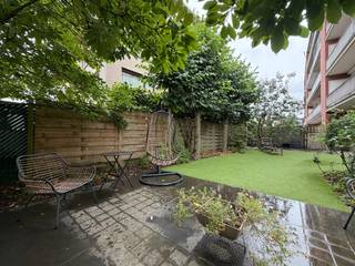 Op een bijzonder aangename locatie in Deurne, vlak bij het prachtige Boekenbergpark, bevindt zich dit gelijkvloerse appartement met 2 slaapkamers en een ruime privatieve tuin van ca. 100 m².<br /><br />Het appartement maakt deel uit van een hoekgebouw, wat een belangrijk voordeel biedt: de tuin beschikt over een rechtstreekse zijingang vanaf de straat. Ideaal voor fietsen, tuinmateriaal of gewoon als praktische tweede toegang tot de woning.<br /><br />Via de inkomhal met afzonderlijk gastentoilet bereik je de woonkamer en de overige vertrekken. De geïnstalleerde keuken met toestellen biedt rechtstreeks toegang tot de tuin, waardoor binnen en buiten mooi met elkaar verbonden worden.<br /><br />Verder beschikt het appartement over 2 slaapkamers en een badkamer met lavabomeubel en inloopdouche.<br /><br />Een absolute troef is de tuin van ca. 100 m², die bestemd is voor het privatieve gebruik van de bewoners van dit appartement. Een uitzonderlijke buitenruimte voor een appartement in de stad, met volop mogelijkheden om te ontspannen, te tuinieren of gezellig buiten te eten.<br /><br />De ligging maakt het plaatje compleet. Het nabijgelegen Boekenbergpark behoort tot de mooiste groene plekken van Deurne en biedt ruimte voor wandelen, ontspannen en recreatie. De bekende ecologische zwemvijver zorgt tijdens de zomermaanden voor extra vakantiegevoel, terwijl je in het park het hele jaar door van de verschillende seizoenen geniet.<br /><br />Een interessant appartement voor wie gelijkvloers wil wonen, een ruime tuin belangrijk vindt en tegelijk dicht bij het groen én de stad wil blijven.<br /><br />Troeven: 2 slaapkamers – gelijkvloers – privatieve tuin ca. 100 m² – aparte zijingang via de tuin – geïnstalleerde keuken – inloopdouche – gastentoilet – topligging nabij Boekenbergpark.