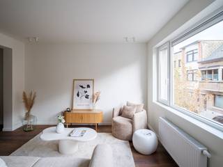 Dit appartement werd volledig gerenoveerd en afgewerkt met veel aandacht voor kwaliteit en detail. De combinatie van een praktische indeling, veel natuurlijk licht en een neutrale, hedendaagse afwerking zorgt voor een aangename en instapklare woonomgeving.<br /><br />De leefruimte beschikt over grote raampartijen en sluit aan op de open keuken. Deze is strak en functioneel ingericht, met ingebouwde toestellen, voldoende werkruimte en een verzorgde afwerking. De warme vloer brengt extra sfeer in het geheel.<br /><br />Ook de slaapkamer overtuigt met haar royale afmetingen en aangename lichtinval. Er is voldoende ruimte voor een volwaardige slaapzone en bijkomend meubilair, terwijl de aansluitende badkamer het dagelijkse comfort compleet maakt.<br /><br />Een belangrijke troef is de ligging vlak bij station Gent-Sint-Pieters. De uitstekende bereikbaarheid met trein, tram, bus en fiets maakt dit een bijzonder praktische uitvalsbasis voor wie zich vlot door Gent en daarbuiten wil verplaatsen.<br /><br />Het appartement bevindt zich bovendien in een kleinschalig gebouw zonder syndicus, wat bijdraagt aan een eenvoudige mede-eigendom en beperkte gemeenschappelijke kosten.<br /><br />De combinatie van een kwalitatieve totaalrenovatie, een lichtrijk interieur, één ruime slaapkamer en de nabijheid van Gent-Sint-Pieters maakt dit tot een aantrekkelijke woonopportuniteit. Ook voor investeerders zijn de instapklare staat en strategische ligging sterke troeven met het oog op verhuur.