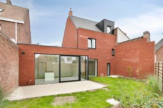 <p><span>Maison entièrement rénovée et économe en énergie à Moen</span></p><p><span> </span></p><p><span>Bienvenue dans cette maison magnifiquement rénovée, où confort et efficacité énergétique se marient à la perfection. Située dans un quartier calme et bien desservi par les principales voies d'accès, cette maison offre tout ce dont vous avez besoin pour vivre confortablement.</span></p><p><span> </span></p><p><span>Agencement :</span></p><ul><li><span>Rez-de-chaussée : un vaste espace de vie avec coin repas et coin salon, une cuisine ouverte moderne, des toilettes séparées, une buanderie pratique et un accès à la cave.</span></li><li><span>Premier étage : 2 chambres, une salle de bains élégante avec douche à l'italienne, lavabo et WC, ainsi qu'un escalier fixe menant aux combles.</span></li><li><span>Grenier : grenier entièrement isolé, prêt à être aménagé en 3e chambre ou en espace polyvalent.</span></li><li><span>À l'extérieur : un jardin de devant bien entretenu, une terrasse ensoleillée et un jardin. Comprend une sortie à l'arrière (le long du n° 79) avec un espace de stationnement à l'arrière pouvant accueillir 2 voitures supplémentaires.  </span></li></ul><p><span><br /><br /></span></p><p><span>Atouts :</span></p><ul><li><span>Économe en énergie : équipée d’une pompe à chaleur, de panneaux solaires, etc.</span></li><li><span>Prêt à emménager : entièrement rénové en 2024. Pas de soucis de rénovation, l'installation électrique est conforme et la maison est en parfait état.</span></li><li><span>Arrière de la parcelle toujours accessible via un accès séparé</span></li><li><span>Se réveiller avec vue sur les champs ? Ce cadre magnifique vous permettra de vous détendre au quotidien.</span><span><br /><br /></span></li></ul><p><span>Informations pratiques :</span></p><ul><li><span>PEP : B (170 kWh/m²/an)</span></li><li><span>Informations urbanistiques : Vg | WgLk | Gmo | Gvkr | Gvv</span></li><li><span>Évaluation de la gestion de l'eau : note de la parcelle A | note du bâtiment A</span></li><li><span>La surface indiquée est la surface brute telle que mentionnée dans le certificat EPC.</span></li></ul><p><span><br />Intéressé(e) ? Contactez Ellen au 0474 86 04 52 ou</span> à l'adresse<span> <span>ellen@heritagevastgoed.be</span></span><span></span></p><p><span> </span></p><p><span> </span></p>