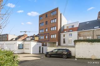 Op een uitstekende locatie, op wandelafstand van het centrum van Leuven, bevindt zich deze éénslaapkamerflat met een bewoonbare oppervlakte van 36 m² volgens EPC. De flat beschikt over een aparte slaapkamer, een badkamer en een open keuken die aansluit op de leefruimte. De flat bevindt zich aan de achterzijde van het gebouw, waardoor ze rustig gelegen is. Hoewel de flat een opfrissing kan gebruiken, biedt dit een mooie opportuniteit om het volledig naar eigen smaak en stijl in te richten.<br /><br />De ligging is zonder twijfel een van de grootste troeven: UZ Leuven bevindt zich vlakbij, openbaar vervoer is bereikbaar op slechts 150 meter en ook winkels, horeca en andere voorzieningen liggen binnen handbereik. Dankzij deze centrale en strategische locatie is de flat bijzonder geschikt voor studerende kinderen, starters of investeerders die op zoek zijn naar een interessant en vlot verhuurbaar pand in Leuven.<br /><br />Een ideale kans voor wie betaalbaar wil wonen of investeren op een topligging.<br /><br />Meer info of een bezoek: Marijke@polares.eu