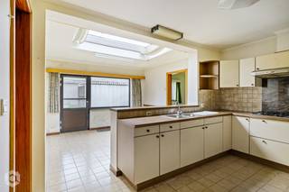 Op zoek naar een woning die u volledig naar eigen smaak kunt renoveren? Deze halfopen bebouwing in Walem biedt een mooie basis en heel wat mogelijkheden om er een aangename gezinswoning van te maken.<br /><br />Op het gelijkvloers beschikt de woning over een inkomhal, een woonkamer, een leefkeuken, een badkamer en een praktische berging. Vanuit de leefkeuken heeft u toegang tot het gezellige tuintje, waar u heerlijk kunt genieten van de buitenlucht. Daarnaast beschikt de woning over een garage, een extra troef in deze omgeving.<br />De eerste verdieping omvat een nachthal en drie slaapkamers, waardoor er voldoende ruimte is voor een gezin, een thuiswerkplek of hobbykamer. De zolder biedt bovendien extra bergruimte en mogelijkheden voor verdere inrichting.<br />Dankzij de halfopen structuur, de tuin, garage en drie slaapkamers vormt deze woning een interessante opportuniteit voor wie op zoek is naar een renovatieproject met potentieel.<br /><br />EPC - 766kWh/m²j - F-label : Renovatieverplichting van toepassing<br /><br />Wenst u meer informatie of een plaatsbezoek? Contacteer Bob Quirynen 0479/09 84 85<br />of neem een kijkje op onze website www.Boonstravastgoed.be