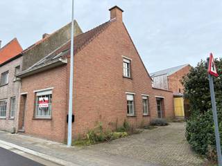 In het hart van Beveren-Leie vinden we deze charmante halfopen woning met uitzonderlijk magazijn, ideaal voor wie wonen en werken wil combineren...