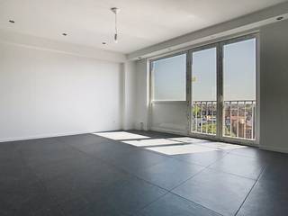 This renovated one bedroom apartment of approximately 65 m² is located on the corner of Carnotstraat and Dambruggestraat. The apartment has a beautiful view over Borgerhout on the sixth floor. The central location guarantees easy access to the center of Antwerp, public transport and all urban facilities. Ideal for those looking for a ready-to-move-in starter apartment or investment in the Antwerp real estate market.Layout:- Entrance hall- Bright living room with a view over Borgerhout- Kitchen area: compact space suitable for basic installations- Bathroom: functional layout with shower, sink and toilet- Spacious bedroomAre you interested in an apartment or house for sale in Antwerp? Don't hesitate to contact us. If you would like to offer your own property for sale, please contact us for a free estimate, by phone at 03/206.76.76 or by email to antwerpen@dewaele.com.You can also always come to us for all other questions about real estate, buying or selling!Register of measures: no