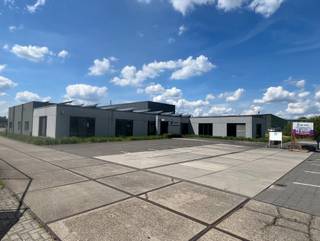Te koop: functioneel bedrijfsgebouw van ca. 1.397 m² op een perceel van 3.572 m² in Laakdal. De eigendom combineert 273 m² kantoren met...