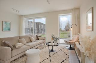 <strong><u>Kwalitatief en betaalbaar wonen aan de Westkust</u></strong><br /><br />Groen genesteld, maar vlakbij alles. Kwalitatief, maar betaalbaar. Comfortabel, maar energiezuinig. Strak gevormd, maar heel gezellig. Maak kennis met Woonwijk Zoetwaterlande: een splinternieuwe, gemoedelijke buurt waar het leven zoet is. In de wijk zijn in totaal 41 piekfijne woningen met alle comfort te koop. Bovendien komen de woningen in aanmerking voor een verlaagd btw- tarief van 6% ipv 21%. En dat scheelt een flinke slok op de borrel. Betaalbaar wonen aan de Westkust? Jazeker. Het kan.<br /><br /><strong><em>Ligging</em></strong><br />De fonkelnieuwe woonwijk verrijst in Adinkerke, op het perceel tussen de Kasteelwijk en het Kanaal Duinkerke-Nieuwpoort. Een eilandje van rust met een idyllisch zicht op het water. Goed verscholen, maar toch op wandelafstand van school, winkels en centrum. Met de auto, het openbaar vervoer of te voet, via de voetgangersbrug. Rustig gelegen en toch vlakbij verschillende strategische verkeersknooppunten en... de zee, natuurlijk.<br /><br /><strong><em>FASE 1: UITVERKOCHT</em></strong><br /><br /><strong><em>FASE 2 : AFGEWERKT &amp; INSTAPKLAAR, nog 1 woning te koop (lot 31)</em></strong><br /><br />Elke woning beschikt over 3 slaapkamers en 2 badkamers, privé-parkeerplaatsen/of garage en... een uniek zicht op het vlakke water en haar typische flora.<br />De ENERGIENEUTRALE woningen voldoen aan de strengste EPB-normen. Het zijn stuk voor stuk architecturale pareltjes, opgetrokken in de beste materialen en tot in de puntjes afgewerkt. Er werd werkelijk aan alles gedacht.<br /><br /><strong><em>Derde fase : RUWBOUW AFGEWERKT - Finale afwerking voorzien voorjaar 2027.</em></strong><br /><br /><u>Fase 3</u><br />In deze slotfase komen er nog eens 15 architecturale pareltjes bij, met elk drie slaapkamers, één badkamer, een privétuin én een parkeerplaats of garage. Ook deze woningen zijn volledig BEN en dus futureproof: zonnepanelen, vloerverwarming… alles is voorzien. Bovendien geniet je als koper nog steeds van het verlaagde btw-tarief van 6%. Dat verschil kan oplopen tot tienduizenden euro’s.<br /><br /><strong><em>Verlaagd tarief van 6% btw, mits voldaan wordt aan volgende voorwaarden:<br />- Domiciliëring: de koper moet zich er officieel domiciliëren<br />- Langdurige verhuur: het pand moet bestemd zijn voor langdurige verhuur aan particulieren</em></strong><br /><u>Comfortabel wonen met een plus</u><br />De woningen in fase 3 zijn instapklaar vanaf 329.500 euro. <br /><u>Laatste fase = laatste kans</u><br />Woonwijk Zoetwaterlande komt hiermee in zijn laatste rechte lijn. De vorige fases waren vlot verkocht. Interesse? Surf snel naar www.zoetwaterlande.be, bekijk de plannen en de prijzen en laat van je horen.<br /><br /><br />BEZOEK NU ONZE MODELWONING OP AFSPRAAK!<br /><br />KLIK HIER VOOR DE WEBSITE VAN ZOETWATERLANDE<br /> 