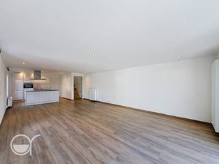 Dit duplex appartement is gelegen in het centrum van Sint-Martens-Latem. Het beschikt over 2 grote zuid-west gerichte terrassen achteraan. Op de eerste verdieping hebben we een grote living en een volledig geïnstalleerde open keuken, berging, douchekamer , toilet en de eerste slaapkamer . Op de tweede verdieping hebben we de tweede slaapkamer met dressing en badkamer met bad , lavabo en toilet. Verder is er nog een zolder aanwezig. Voor verdere inlichtingen of een bezoek contacteer Annick@rosseel.be of 09/280.20. 43