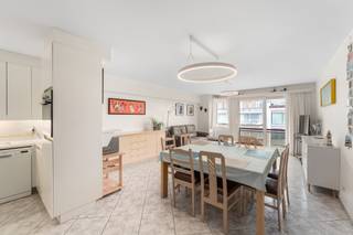 <strong>Wenduine: ruim en lichtrijk appartement te koop te Wenduine met 3 slaapkamers en een garagebox!</strong><br /><br />Bent u op zoek naar een ideaal vakantieverblijf, een slimme investering of een comfortabele plek om te wonen. Dit 3 slaapkamer appartement, gelegen in residentie Ruytingen op slechts 150m van de zee en van het centrum van Wenduine is precies wat u zoekt.<br /><br /><strong>Indeling</strong><br />Via de inkomhal komt u in de royale woonkamer van maar liefst 35 m², met aansluitend een open keuken. Dankzij de grote raampartijen baadt de leefruimte in het natuurlijke daglicht en geniet u van een aangenaam ruimtelijk gevoel.Vanop het terras kunt u genieten van een mooi lateraal zeezicht en een aangenaam uitzicht over de residentiële wijk van Wenduine. Het slaapgedeelte omvat twee bijzonder ruime slaapkamers met ingemaakte kasten en een derde, kleinere slaapkamer. Twee van de slaapkamers geven rechtstreeks uit op het zonneterras aan de achterzijde, waar u in alle rust van de zon kunt genieten. Het appartement beschikt verder over een badkamer, een praktische berging en een afzonderlijk toilet. Daarbij is een inpandige garagebox in de residentie inbegrepen in de prijs.
<p><br /><strong>Troeven</strong></p>
<ul><li>Goede investering dankzij succesvolle vakantieverhuur</li><li>Garagebox </li><li>3 slaapkamers</li><li>2 terrassen</li></ul>
Meer informatie? Contacteer Ilse op het nummer 0456/ 96 04 61<br /><br />