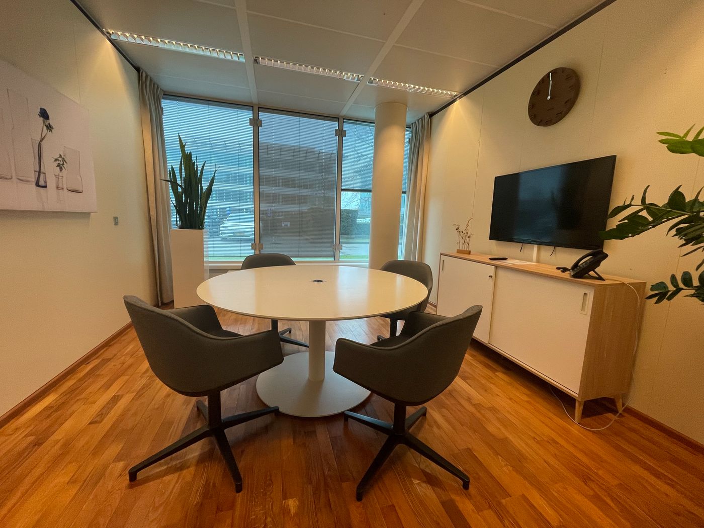 Espace polyvalent de +/- 40 m² à proximité des autoroutes E40 et R0 - photo 4