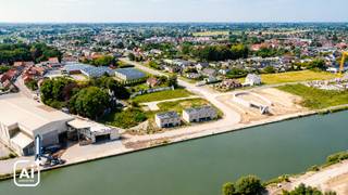 Droom je van bouwen op een unieke locatie aan het water? Dit perceel van 262 m² voor halfopen bebouwing ligt vlak bij het kanaal Roeselare-Leie, waar je dagelijks geniet van rust, groen en mooie wandel- en fietsmogelijkheden. 

Met ruime bouwmogelijkheden en een vaste prijs geniet je van maximale vrijheid en volledige gemoedsrust. Samen met Hyboma realiseer je hier een energiezuinige woning op maat, volledig afgestemd op jouw wensen en levensstijl.

Benieuwd? Vraag vandaag je inspiratieboek aan.