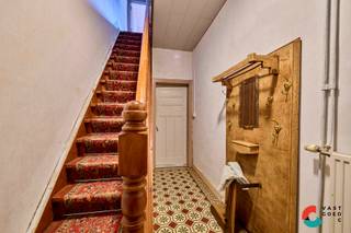 Deze knusse woning bevindt zich in een zeer rustige woonstraat omgeven door het groen nabij het centrum van Hechtel.<br /><br />De woning is als volgt ingedeeld:<br /><br />GELIJKVLOERS:<br />- Inkomhal<br />- Leefruimte<br />- Keuken<br />- Badkamer voorzien van een toilet en douche<br />- Veranda<br />- Technische ruimte<br />- Garage / werkplaats<br /><br />VERDIEPING:<br />- Overloop<br />- Slaapkamer 1<br />- Slaapkamer 2 <br />- Slaapkamer 3<br /><br />TUIN:<br />- Omheind perceel<br /><br />Interesse in een knus renovatieproject om naar je eigen smaak af te werken? Contacteer ons, en we helpen je dichtblij verd