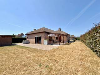 Op zoek naar een comfortabele bungalow waar u meteen kunt intrekken? Zoek dan niet verder!<br />Deze mooi onderhouden open bebouwing te Assenede combineert een rustige ligging met hedendaags wooncomfort met een aangename, zonnige tuin! Deze bungalow ligt in één van de gegeerde woonwijken te Assenede en staat op een volwaardig perceel van 587m². <br />Alle leefruimtes zijn zeer volwaardig wat uniek is voor dit type woningen. De ruime garage (elektrische poort) met zolderverdieping is hier een echt pluspunt! Binnen geniet je van een praktische indeling met twee volwaardige slaapkamers, een verzorgd keuken en vernieuwde badkamer met mooie inloopdouche. Er is dubbel glas en een condensatieketel op aardgas (2012) aanwezig (bijgevolg geen renovatie verplichting) + het pand is asbestveilig! <br /><br />Buiten werd werkelijk aan alles gedacht: zowel de tuin als de oprit zijn volledig aangelegd en uitstekend onderhouden. Onder de aangename terrasoverkapping is het heerlijk vertoeven en geniet u volop van de leuke tuin.<br /><br />Meer info of een bezoek? Bel WIJSvastgoed op +32 9 395 80 10 !