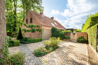 <strong>IDYLLISCH GELEGEN BIJZONDERE EIGENDOM BESTAANDE UIT RIANT WOONHUIS, APART BEWOONBAAR BIJGEBOUW EN ATELIER OMGEVEN DOOR EEN SCHITTERD AANGELEGDE TUIN EN WEILAND. Het domein is toegankelijk zowel aan de mooie Urnenveldstraat doch ook via een uitzonderlijk mooie oprijlaan toegankelijk langs de boszijde van het perceel. Deze vrijstaande woning, gebouwd in 1986, beschikt over een sfeervolle leefruimte in vol contact met de tuin en biedt een heerlijke atmosfeer dankzij de centraal geplaatste speksteenkachel. Op de verdieping beschikt de woning over slaapkamers en sanitair. Een absolute meerwaarde is het afzonderlijk volledig ingericht bijhuisje, centraal op het perceel, voorzien van alle woonfaciliteiten. Verder is er de mogelijkheid om wonen/werken te combineren via het knap afgewerkte atelier, met vergezicht op het eigen weiland. Geschikt voor kandidaten op zoek naar een ruime en instapklare parel met een idyllische uitstraling!</strong><br /><br /><strong>LIGGING: </strong><br />Deze woning is gelegen te midden in de groene Urnenveldstraat, omringd met oude loofbomen, in de achterzijde uitgevend op bosgebied. Tevens is men via het gekende fietsroutenet binnen enkele minuten in het centrum van Pelt. Een uitzonderlijk huis op een uitzonderlijke plek!<br /><br /><strong>INDELING: </strong><br /><strong>Gelijkvloerse verdieping: </strong><br />– inkomhal met gastentoilet – bijzonder sfeervolle leefruimte met oude balkenstructuur en vide naar verdieping (speksteenkachel centraal in leefruimte, unieke ervaring in wintermaanden) – open leefkeuken voorzien van alle comfort met schuifpui naar terras (deels overdekt) – heerlijke tuinkamer aansluitend aan leefkeuken, ingericht als eetplaats met volzicht op de tuin en zuidwest oriëntatie –nette inpandige garage – achterinkom/wasplaats – vernieuwde badkamer met wastafel en inloopdouche –<br /><br /><strong>1<sup>ste</sup> verdieping: </strong><br />– vide (trap vanuit de woonkamer) – hoofdslaapkamer met dressinggedeelte aan achterzijde van de woning – slaapkamer 2 – slaapkamer 3 – slaapkamer 4 – nachttoilet –<br /><br /><strong>Bijhuis:</strong><br />– charmant huisje ingericht met alle comfort voor bewoning (individuele verwarming op basis van stookolie) gelijkvloers ingericht met keuken en douchekamer, op verdieping ingericht als slaapgedeelte – bijhuis beschikt tevens over een bijzonder mooie plantenserre –<br /><br />Atelier:<br />– atelier/werkruimte achteraan het perceel met zicht op eigen weiland –<br /><br /><strong>Tuin: </strong><br />– bijzonder aangelegde parktuin omheen de woning – ook toegankelijk via aparte oprijlaan aan de achterzijde van het domein – meerdere parkeerplaatsen aan voor en achterzijde – meerdere terrassen doorheen de tuin – tuin voorzien van padjes en ornamenten (unieke sfeer) – schapenweide met stal aan de achterzijde –<br /><br /><strong>EXTRA TROEVEN:</strong><br />- Bewoonbare oppervlakte van 190m²<br />- Idyllisch perceel van 37a 34ca (volledig door groen omgeven)<br />- Woning perfect verzorgd en instapklaar<br />- Volledig ingericht bijhuisje<br />- Badkamer vernieuwd in 2018<br />- Keuken vernieuwd in 2021 (Franssen keukens)<br />- Vloeren inkomhal, woonkamer en keuken vernieuwd in 2022<br />- Hout schrijnwerk in goede staat van onderhoud, deels vernieuwd schrijnwerk in aluminium<br />- Speksteenkachel als eyecatcher centraal tussen woonkamer en keuken<br />- Atelier met overkapping<br />- Weiland met schapenstal<br />- Gunstig energielabel (label C)<br />- Voorzien van 16 zonnepanelen<br />- Warmtepompboiler met buitenunit voor warm water in de woning<br />- Verwarming op basis van stookolie, 2 aparte installaties voor woonhuis en bijhuis<br />- Ruime woning met 4 slaapkamers in een bijzonder kader<br /><br />OPMERKING: De woning is vergund. Voor de aangebouwde veranda, bijgebouwen en aparte oprijlaan werd geen vergunning aangevraagd.<br /><br /><strong>Stedenbouwkundige Inlichtingen:</strong><br />Bouwvergunning – Woongebied met landelijk karakter - Geen dagvaarding - Voorkooprecht – Geen verkavelingsvergunning<br /><br /><strong>EPC:</strong> 252kWh/(m²jaar) <strong>met Certificaatnummer:</strong> 20260908-0003949733-RES-1<br /><br /><strong>O-Peil:</strong> Woning gelegen in niet overstromingsgevoelig gebied.<br />P- Score: A<br />G-Score: A<br /><br /><strong>Benieuwd naar deze idyllische woning? Ons IDEALIS Team geeft U met plezier en steeds vrijblijvend de nodige informatie via e-mail , ter plaatse of op ons kantoor te Pelt.<br />Wenst U advies omtrent uw eigen woning? Graag plannen wij vrijblijvend met U een afspraak in om onze expertise met U te delen, steeds tot Uw dienst!!<br />Neem contact op met IDEALIS VASTGOED op 011/515 565 of mail naar info@idealisvastgoed.be!</strong><br />