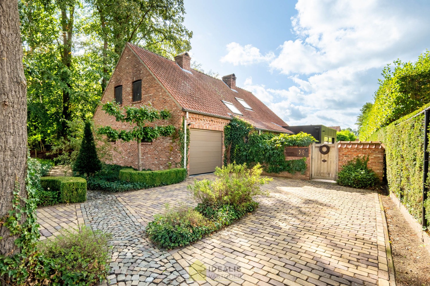 IDYLLISCH GELEGEN BIJZONDERE EIGENDOM BESTAANDE UIT RIANT WOONHUIS, APART BEWOONBAAR BIJGEBOUW EN ATELIER OMGEVEN DOOR EEN SCHITTERD AANGELEGDE TUIN EN WEILAND. Het domein is toegankelijk zowel aan de mooie Urnenveldstraat doch ook via een uitzonderlijk m - foto 2