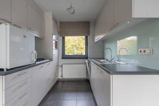 <strong>Modern 2-slaapkamer appartement met terras te Turnhout.</strong><br /><span>EPC: 183 kWh/m² | Beschikbaar: onmiddellijk | Geen gemeenschappelijke kost!</span><br /><br /><strong>Bezoek aanvragen kan via deze link</strong><span>: https://dilegno.mijnhuurprofiel.be/property/2dc75b87-87a0-4cde-b78a-b69958b9a422</span><br /><br /><strong>Omschrijving:</strong><br /><span>We betreden dit appartement op de eerste verdieping via de trap. De inkomhal geeft direct uit op de lichtrijke woonkamer met open, keuken. De keuken beschikt over een kookvuur, dampkap, koelkast, oven, dubbele spoelbak en vaatwasser. <br /><br />Tevens biedt de inkomhal toegang tot het aparte toilet, de praktische berging/wasplaats, de 2 slaapkamers en de badkamer. De badkamer is uitgerust met een douche, ligbad en een badkamermeubel met wastafel. Vanuit de woonkamer kan men het terras vooraan betreden.</span><br /><br /><strong>Algemeen:</strong><br /><span>- Beschikbaar: onmiddellijk<br />- EPC: 183 kWh/m² </span><br />- Terras<br />- <span>Geen gemeenschappelijke kost!</span>