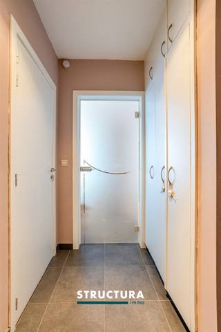 In hartje Merchtem bevindt zich dit duplexappartement met een bewoonbare oppervlakte van ca. 91 m². Dankzij de praktische indeling, twee terrassen en de energiezuinige EPC-score B vormt dit appartement de ideale woonst voor wie centraal wil wonen zonder in te boeten. Het appartement is gelegen in een verzorgd gebouw van 2004 met lift en geniet van een vlotte bereikbaarheid naar winkels, openbaar vervoer en andere voorzieningen.Indeling- Op de 3de verdieping bevindt zich de inkomhal met vestiaire, apart toilet en handige berging. Verder vindt u de lichtrijke leefruimte met open keuken, die uitgeeft op een terras.- De 4de verdieping omvat de nachthal, badkamer en twee slaapkamers, waarvan één toegang biedt tot een tweede West georiënteerd terras.- Garage met wateraansluiting en elektriciteit, verplicht bij aan te kopen aan €20.000. Karakteristieken- Energiezuinig – EPC-score B- Lift aanwezig in het gebouw- Vrij bij akte- Bestuursmaatregelen in het maatregelenregister: neeBent u op zoek naar een instapklaar appartement met een praktische indeling en een centrale ligging? Dan is dit duplexappartement zeker een bezoek waard. Contacteer ons vandaag nog voor meer informatie of een bezoek ter plaatse via 02 460 80 46 of info@structura.be