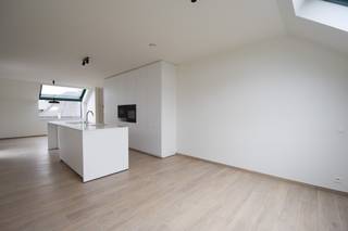 Luxueus duplex-appartement in het centrum van Sint-Gillis-Waas! Dit betreft een duplex-appartement met 2 slaapkamers, ruime leefruimte en 2...