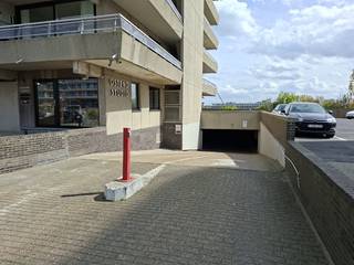 Praktische staanplaats gelegen in een afgesloten gebouw genaamd 'Royal Ascot'.<br />Via de Troonstraat daalt men af naar niveau -1. <br />Rechts om de hoek vindt u de afgesloten staanplaats die gemakkelijk bereikbaar is.<br />Meteen beschikbaar.