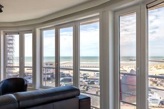 Dit gerenoveerde 2-slaapkamer appartement bevindt zich in de residentie 'Zeezicht' te Nieuwpoort-Bad.<br />De naam van de residentie zegt genoeg, hier kan u ten alle tijde genieten van een<strong> fantastisch frontaal zeezicht.</strong><br /><br />Gelegen op een<strong> absolute topligging</strong>, vormt dit appartement de perfecte uitvalsbasis naar de Zeedijk, de Havengeul en de bruisende winkelstraat van Nieuwpoort-Bad.<br /><br />De indeling is als volgt:
<ul>
	<li>Inkomhal met ruimte voor vestiaire;</li>
	<li>Apart gastentoilet;</li>
	<li><strong>Zeer lichtrijke leefruimte met een breed panoramisch zicht op zee;</strong></li>
	<li><strong>Volledig geïnstalleerde</strong> keuken met alle hedendaagse voorzieningen;</li>
	<li>Gezellig terras met <strong>open zicht</strong>;</li>
	<li>Berging met aansluiting voor wasmachine;</li>
	<li>Slaapkamer 1, voorzien van dubbel bed en maatkasten;</li>
	<li>Slaapkamer 2 voorzien van stapelbed én kleerkast;</li>
	<li><strong>Nieuwe badkamer met dubbele wastafel en inloopdouche</strong>.</li>
</ul>
<br />Extra troeven;
<ul>
	<li>Gunstig EPC - <strong>label B</strong>;</li>
	<li>Elektriciteit <strong>conform</strong> de huidige wetgeving;</li>
	<li><strong>Unieke</strong> ligging aan zee.</li>
</ul>
<br />Benieuwd naar dit instapklare appartement met <strong>fenomenaal</strong> uitzicht? Neem vandaag nog contact met ons op voor een bezichtiging!