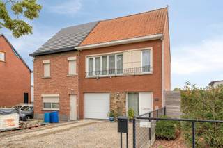 <p><span>RUIME EN SOLIDE WONING 200M² MET 3 SLAAPKAMERS, AANGENAME ZUIDWEST-GEORIËNTEERDE TUIN EN GARAGE OP 5A89CA.</span></p><p><span>ligging nabij centrum en sport- en recreatiecentrum "Breeven" met vlotte bereikbaarheid via N16, A12, N17 en E17</span></p><p><span> </span></p><p><span>Gelijkvloers:</span><span> Inkomhal / living met eetplaats (6,5 x 4,3m) / super-ingerichte keuken (4,3 x 2,5m) / berging met was- en stookplaats / garage (4,6 x 3,7m).</span></p><p><span>1ste verdieping:</span><span> Nachthal / 2 ruime slaapkamers (4,5 x 4,2m; 4,5 x 4m) / badkamer met wastafel, inloopdouche en wc.</span></p><p><span>2de verdieping:</span><span> Ruime multifunctionele ruimte (6,7 x 5,4m) inrichtbaar als slaapkamer, bureau of hobbyruimte .</span></p><p><span>Aangename tuin met overdekt terras en tuinberging / oprit met 2 autostaanplaatsen.</span></p><p><span>Uitweg achteraan perceel.</span></p><p><span> </span></p><p><span> </span></p>