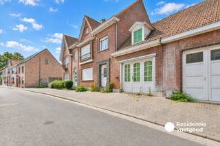 Ontdek een unieke kans in het hart van Torhout!<br /><br />Welkom bij de Lichterveldestraat 59, deze bijzondere locatie biedt een ongeëvenaarde mogelijkheid om uw ideale vastgoedproject te verwezenlijken. Deze grond is ideaal gelegen nabij nutsvoorzieningen, openbaar vervoer, winkels en zoveel meer.<br /><br />De site geef mogelijkheid tot sloop en heropbouw van een gesloten bebouwing of een meergezinswoning!<br /><br />Wenst u meer informatie of een bezoek ter plaatse om de site te ontdekken? Aarzel niet en neem vandaag nog contact op!<br /><br />De vermelde prijs is een richtprijs, elk bod hoger of lager dan deze prijs wordt voorgelegd aan de eigenaar die zich het recht voorbehoudt om dit te aanvaarden of te weigeren