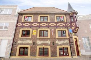 Volledig vernieuwd, authentiek, ingericht en instapklaar commercieel gebouw met mogelijkheid tot bewoning in het centrum van Torhout.De eigendom...