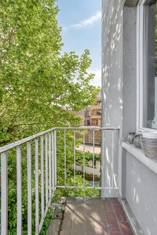 Dit verzorgde appartement in Brugge combineert het comfort van de stad met een uitstekende ontsluiting naar belangrijke invalswegen en het openbaar vervoer. Dankzij de nabijheid van het station en de vlotte verbinding met de E40 en E403 is dit de ideale uitvalsbasis.Indeling appartement (ca. 84m²):-1°V.: - kelderberging (4m²) 2°V.: - inkomhal met ruimte voor vestiaire (6m²) - ruime woonkamer met veel lichtinval (30m²)- geïnstalleerde keuken (6m²) - nachthal voorzien van opbergruimte (4m²) - twee volwaardige slaapkamers (12m² - 14m²) - badkamer uitgerust met een douche, wastafel en apart toilet (6m²) - twee buitenruimtes (6m²) Het gebouw bevindt zich op een toplocatie waarbij winkels, horeca en cultuur op wandelafstand liggen. Wie beslist om hier te kopen, kiest voor een zorgeloze woonervaring in het hart van West-Vlaanderen. Kom ontdekken waarom dit appartement in Brugge precies is wat u zoekt en maak de droom om een eigen stek te kopen vandaag nog waar.Wenst u meer informatie over dit aanbod of wilt u zelf een pand te koop stellen? Neem contact op met ons kantoor voor verdere details.EPC: 148 kWh/m²EPC: Bestuursmaatregelen in het maatregelenregister: nee