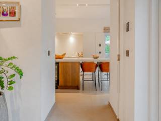 Gelegen in de prestigieuze regio Beisbroek, ontworpen door architect Luc De Meyer, vinden we deze villa terug op een royaal perceel van 1.519m² met een bijzondere groene en rustige ligging. Met een woonoppervlakte van maar liefst 649 m² heeft deze villa ruime leefruimtes, ideaal voor wie waarde hecht aan ruimte, rust en privacy. <br /><br />De buitenruimte biedt plaats aan 5 parkeerplaatsen, waarvan 2 onder een dubbele carport. Omgeven door meerdere terrassen, biedt de tuin een rustige en serene setting, ideaal om in alle privacy van het buitenleven te genieten.<br /><br />Deze villa is als volgt ingedeeld: <br />Gelijkvloers: lichtrijke inkomhal met hoge plafonds, ingerichte vestiaire en gastentoilet - ruime woonkamer voorzien van tv corner met gashaard en een ruime eethoek als verlengstuk van de hyper uitgeruste keuken voorzien van Miele toestellen, wijnkoeler, gasfornuis en teppanyaki plaat - grenzend aan de keuken is de koele berging met wasplaats - impressionante extra binnenruimte met plafonds die doorlopen tot aan het dak, ideaal te gebruiken als stijlvolle low dining ruimte, gezellige leeshoek of rustige relaxruimte - aansluitend bevindt zich een luxe binnenzwembad met grote raampartijen die toegang bieden tot de tuin, compleet met een ruime inloopdouche en een aparte sanitaire ruimte voor ultiem comfort.<br /><br />1e verdiep: dubbele kantoorruimte met een aparte inkomhal, ideaal voor gebruik als praktijkruimte of werkplek voor een zelfstandige - 3 volwaardige slaapkamers met badkamer, dressing, terras en praktische bergruimtes - leeshoek op de overloop. <br /><br />2e verdiep: 2 volwaardige slaapkamers met badkamer, dressing, terras en praktische bergruimtes.<br /><br />De villa is voorbereid voor de installatie van een lift, met alle benodigde voorzieningen en ruimte aanwezig. Deze is eveneens volledig onderkelderd en biedt een multifunctionele ruimte met twee slaapkamers, kantoorruimtes of bergruimtes, een badkamer en een technische ruimte. Perfect voor extra opslag of het creëren van een privé werkomgeving.