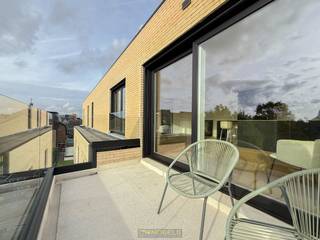 <span><span><strong>Lanceringsmoment op </strong></span></span><span><span><strong>vrijdag 5 december</strong></span></span><span><span><strong>! Kom langs en ontdek deze </strong></span></span><span><span><strong>gloednieuwe, luxueuze appartementen</strong></span></span><span><span><strong>.<br />Inschrijven kan via </strong></span></span><span><span><strong>www.nobels.be</strong></span></span><span><span><strong> onder referentienummer </strong></span></span><span><span><strong>4190693</strong></span></span><span><span><strong>.</strong></span></span><br /><br /><strong><span><u>Mogelijkheid voor aankoop à 6% BTW</u></span><br /><br />LICHTOVERGOTEN NIEUWBOUWAPPARTEMENT</strong> met <strong>LUXUEUZE AFWERKING</strong> in het bruisende centrum van Zottegem. Dit <strong>STIJLVOLLE WOONPROJECT</strong> verenigt <strong>MODERNE ELEGANTIE MET HOOGWAARDIGE MATERIALEN</strong> en een uitzonderlijk wooncomfort. U heeft een ruime leefruimte <strong>MET OPEN KEUKEN</strong>, berging, moderne badkamer en 2 slaapkamers. Hierbij geniet u ook van een <strong>MOOI TERRAS</strong>. Gelegen op een <strong>TOPLOCATIE IN HET HART VAN DE STAD</strong>, bevindt u zich op wandelafstand van winkels, horeca, scholen en openbaar vervoer. Deze <strong>PRACHTIGE RESIDENTIE ‘MARRAINE’ </strong>belichaamt luxueus stedelijk wonen met een verfijnde toets. Het project beschikt nog over <strong>GARAGES EN STAANPLAATSEN MET LAADPAALVOORZIENING</strong>, die optioneel kan bijkopen.<br /><br />Adres: Zuidstraat 36 te Zottegem