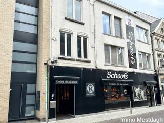 <p><strong>Uitzonderlijk Vastgoed in Centrum Diest: Handelshuis met Royale Triplex (577m² totaal)<br /></strong></p>
<p><strong>Ontdek de perfecte combinatie van een bloeiende commerciële toplocatie en luxueus wonen, of grijp de kans als herontwikkelingsproject.</strong></p>
<ol>
<li><strong> Commercieel Gelijkvloers (323m²)</strong></li>
</ol>
<p>Het gelijkvloers is momenteel ingericht als gerenommeerde <strong>Keurslagerij</strong>. Dankzij de indrukwekkende oppervlakte en de kamerhoge raampartijen aan de straatkant geniet u hier van een <strong>maximale visibiliteit</strong>.</p>
<ul>
<li><strong>Indeling:</strong> Ruime winkelruimte, atelier/productiezone, koelcellen en stockage.</li>
<li><strong>Troef:</strong> Direct instapklaar voor een voedingszaak, maar door de grote open ruimtes ook makkelijk om te vormen tot kantoor, praktijk of showroom.</li>
</ul>
<ol>
<li><strong> Riante Triplex-Woonst (254m²)</strong></li>
</ol>
<p>Boven de zaak bevindt zich een verrassend ruim en lichtrijk appartement, verspreid over drie verdiepingen.</p>
<ul>
<li><strong>Verdieping 1:</strong> Een indrukwekkende leefruimte met aansluitend een volledig geïnstalleerde keuken. Het grote terras biedt een heerlijke buitenruimte in de stad. Tevens een bureelruimte aanwezig.</li>
<li><strong>Verdieping 2:</strong> Meerdere ruime slaapkamers, een badkamer en een tweede bureel/hobbyruimte.</li>
<li><strong>Verdieping 3:</strong> Een extra slaapkamer en diverse zolderruimtes met uitbreidingsmogelijkheden.</li>
</ul>
<ol>
<li><strong> Strategische Opportuniteit: Projectontwikkeling</strong></li>
</ol>
<p>Uniek aan dit pand is de ligging <strong>buiten het winkelkerngebied</strong>. Dit opent deuren die elders in het centrum gesloten blijven:</p>
<ul>
<li><strong>Bestemmingswijziging:</strong> Ideaal voor promotoren om het geheel te transformeren naar een <strong>meergezinswoning of een kleinschalig appartementsgebouw</strong>.</li>
<li><strong>Volume:</strong> Met een totale oppervlakte van ruim 570m² en diverse verdiepingen zijn hier meerdere wooneenheden mogelijk (mits vergunning).</li>
</ul>
<p><strong>Technische Specificaties:</strong></p>
<ul>
<li><strong>Totale oppervlakte:</strong> 577 m²</li>
<li><strong>Oppervlakte handel:</strong> 323 m²</li>
<li><strong>Oppervlakte woonst:</strong> 254 m²</li>
<li><strong>Buitenruimte:</strong> Groot privéterras op het eerste verdiep</li>
<li><strong>Locatie:</strong> Centrum Diest, uitstekende bereikbaarheid en visibiliteit.</li>
</ul>
<p><strong>Waarom dit pand?</strong></p>
<p>Of u nu een ondernemer bent die wonen en werken wil combineren op een toplocatie, of een investeerder die zoekt naar een project met een hoog rendement via herontwikkeling: dit handelshuis biedt de schaalgrootte en de flexibiliteit die u zoekt.</p>
<p><strong> </strong></p>
