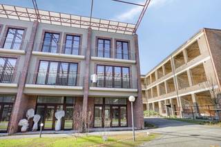 Deze hoogwaardige nieuwbouwwoning maakt deel uit van een recent aangelegd, autovrij parkdomein met ondergrondse parking. U woont hier in alle rust en veiligheid, omringd door groen en een aangename mix van bewoners.<br /><br />Via de inkomhal met gastentoilet komt u in de lichtrijke leefruimte met open, volledig geïnstalleerde keuken. De kwalitatieve en duurzame materialen zorgen voor een verzorgd, instapklaar geheel. Vanuit de leefruimte heeft u toegang tot het terras en de onderhoudsvriendelijke tuin.<br /><br />Op de verdiepingen bevinden zich een tweede leefruimte/tv-kamer en drie volwaardige slaapkamers, elk met eigen (douche)badkamer. Daarnaast zijn er een apart toilet en praktische bergingen voorzien. De woning is bovendien uitgerust met stijlvolle maatwerk inbouwkasten, wat zorgt voor extra comfort, opbergruimte en een strak afgewerkt karakter.<br /><br />Met een EPC-label A, vloerverwarming op gas en reeds voorziene leidingen voor een warmtepomp is deze woning volledig toekomstgericht en energiezuinig.<br /><br />Ondergrondse autostaanplaats, kelderberging en fietsenstalling kunnen bijgekocht worden voor € 30.000.<br /><br />Voor meer info of een bezoek ter plaatse, contacteer ons gerust.