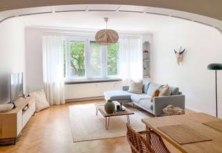 Dit ruime en instapklare appartement bevindt zich op de vierde verdieping en is gelegen in een uiterst gegeerde en levendige buurt tegenover het Harmoniepark.<br /><br />Het appartement maakt deel uit van een geïnventariseerd gebouw en blinkt uit in ruimte, authentieke elementen en hedendaags comfort.<br /><br />Bij binnenkomst valt direct de riante, lichtrijke woonkamer op. De raampartijen bieden een aangenaam en groen uitzicht.<br /><br />De keuken en badkamer werden beiden volledig gerenoveerd in 2019 met kwalitatieve materialen, zijn modern uitgerust en verkeren in perfecte staat.<br /><br />Het appartement beschikt over 2 slaapkamers én een aparte bureauruimte. Deze flexibele kamer leent zich perfect voor thuiswerk, maar kan ook worden omgevormd tot een derde slaapkamer.<br /><br />Aan de achterzijde bevindt zich een terras over de volledige breedte van het appartement. Dankzij de oostelijke oriëntatie geniet u hier in alle rust van uw eerste koffie in de ochtendzon en zonder inkijk van buren.<br /><br />Naast een gedeelde fietsenstalling op het gelijkvloers, is er ook een ruime privatieve kelderberging.<br /><br />De locatie is een absolute droom. Winkels, koffiebars, Brouwerij De Koninck en het Groen Kwartier liggen op wandelafstand. En te voet of met de fiets staat u in een mum van tijd in het bruisende stadshart.<br /><br />Daarnaast is de bereikbaarheid uitstekend: bij halte Harmonie stoppen tal van bussen en trams.<br />Ook de belangrijkste in- en uitvalswegen rond Antwerpen zijn vlot bereikbaar. <br /><br />Absolute troeven:<br />• Instapklaar: zowel Authentieke elementen als hedendaags comfort (2019 gerenoveerde keuken en badkamer)<br />• Grote bewoonbare oppervlakte van ca.140 m² met veel lichtinval<br />• Oostgericht gezellig terras zonder inkijk<br />• Energiezuinig: Zeer gunstig EPC-label B<br />• Droomlocatie en uitstekende bereikbaarheid <br /><br />KIJKDAGEN: zaterdag 5 en zondag 6 september 2026<br /><br />GEEN IMMO: Mechelsesteenweg205bus7@gmail.com<br />We contacteren u zo snel mogelijk