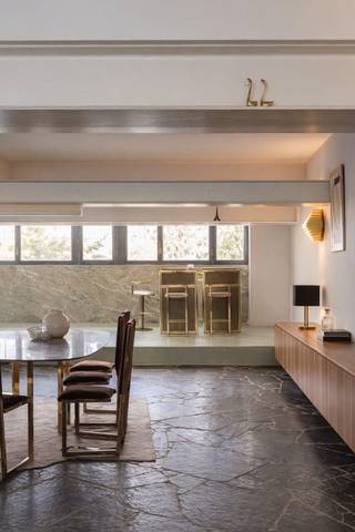 Imposant designappartement met loftallures nabij het Wintercircus en De Krook Dit uitzonderlijke appartement, in een vorig leven nog een discotheek...