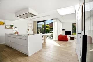 Uitzonderlijk knap gerenoveerde woning in Bavikhove met zonnige tuin, gelijkvloerse kamer en 3 slaapkamers<br /><br />Deze woning werd in 2016 volledig gerenoveerd. Ook nadien hebben de eigenaars niet stilgezeten en blijven investeren, waardoor de woning vandaag in uitstekende staat verkeert. Wordt net als ik verliefd op deze prachtige thuis.<br /><br />Bij het binnenkomen treffen we een inkomhal met apart gastentoilet. Aan de voorzijde bevindt zich een zeer ruime kamer die doorheen de jaren verschillende functies heeft gehad: bureau, speelkamer of slaapkamer.<br /><br />Achteraan werd een magnifieke uitbouw gerealiseerd met grote raampartijen, hoge plafonds en een hoogwaardige keuken. Vooral het overvloedige licht en het gevoel van ruimte springen hier meteen in het oog. Aansluitend vinden we een praktische berging en een droge kelder. Verder is er een aparte wasruimte met veel maatmeubilair en directe toegang tot de tuin.<br /><br />Op de verdieping bevinden zich drie slaapkamers. Alle kamers zijn geschilderd en voorzien van vliesbehang. Daarnaast is er airconditioning aanwezig. Achteraan ligt de ruime master bedroom met aparte dressing. Rolluiken zijn eveneens voorzien.<br /><br />Via een schuifladder bereiken we de zolder. Het dak werd volledig vernieuwd. Momenteel doet deze ruimte dienst als praktische bergzolder, maar er zijn diverse mogelijkheden.<br /><br />De tuin is prachtig aangelegd en biedt een oase van rust, privacy en tal van unieke kenmerken. Van het gezellige terras en de tuinberging tot de handige zij-ingang en de serre, die momenteel dienstdoet als tweede leefruimte. Let zeker ook op de indrukwekkende druivelaar die tot in de nok van de serre groeit. Schuif je mee aan tafel?<br /><br />Deze woning wordt aangeboden met een vanafprijs. Wij kijken uit naar jullie beste voorstel. We verwelkomen jullie graag tijdens twee bezoekmomenten: zaterdag 4 juli en woensdag 8 juli. Op donderdagavond 9 juli om 18u hadden we graag uw ulitiem voorstel ontvangen. Schrijf je gerust meteen in via onze website.<br /><br />PLUSPUNTEN<br />+Technisch zeer sterke woning<br />+Spouwmuurisolatie aanwezig<br />+Nieuw hoofddak<br />+Recente uitbouw<br />+Uniek in zijn soort<br />+Veel bergruimte