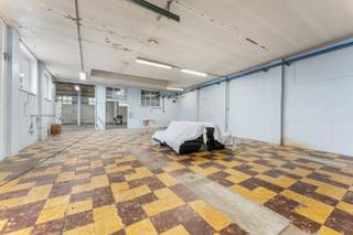 Deze veelzijdige loods/magazijn is terug te vinden op een centrale locatie te Rumbeke (Roeselare)!<br />Deze werkplaats ligt vlakbij verschillende belangrijke invalswegen en is vlot bereikbaar en toegankelijk. <br /><br />Dit volledig pand deed vroeger dienst als wasserij - nieuwkuis. <br />Hierdoor kan het eigendom vrij worden ingevuld en zijn er verschillende mogelijkheden qua samen huren en/of apart. <br /><br />We hebben op het plan, bijgevoegd in de foto's de verschillende entiteiten apart in kleur gezet. Het betreft de gele en groene arcering.<br /><br /><strong>Goed om weten: </strong><br />Basishuurprijs: €1200,-/maand <br />Vrij vanaf: augustus 2026<br /><br />Ook wild geworden van deze thuis? <br />Twijfel niet langer en leg vandaag nog uw bezoek vast! 