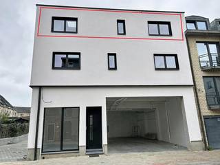 Deze recent volledig opgefriste duplex is de ideale oplossing voor wie op zoek is naar een energiezuinig appartement met karakter. Indeling:Tweede verdiep: - Keuken- Badkamer met lavabo en douche- Ruime slaapkamer- Apart toiletDerde verdiep:- Ruime leefruimte met uniek terras en prachtig zicht- Ruime bergingTwee staanplaatsen (achter elkaar) mogelijk bij te huren voor €150Het betreft een appartement in een kleinschalig residentieel gebouw zonder gemeenschappelijke kosten. Het appartement is onmiddellijk beschikbaar.Voor een plaatsbezoek gelieve u aan te melden via onze website of een e-mail te sturen naar jens.moens@dewaele.com