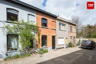 <p>Deze instapklarewoning combineert een uitstekende ligging met een levendige, sociale leefstraat zonder doorgaand verkeer. <br /><br />Doorheen de jaren werd de woning steeds zeer netjes onderhouden en recent voorzien van nieuwe ramen en een vernieuwde open keuken en badkamer.</p>
<p>De woning beschikt over een aangename leefruimte met open keuken, met aansluitend de praktisch ingerichte badkamer.<br /><br />Verder zijn er drie slaapkamers aanwezig, waarvan één momenteel ingericht is als doorloopkamer. <br /><br />Deze kan echter eenvoudig worden afgescheiden, zodat drie volwaardige slaapkamers perfect mogelijk zijn.</p>
<p>Een extra troef is de aanwezigheid van een droge kelder, ideaal als praktische bergruimte.</p>
<p>Hier geniet u van een rustige straat met een sterke sociale samenhang, terwijl u tegelijk vlot toegang heeft tot belangrijke invalswegen, het centrum van Gent, winkels en openbaar vervoer. <br /><br />Hierdoor vormt deze woning een ideale combinatie van rustig wonen en een strategische ligging.<br /><br />Bel Top Vastgoed voor een bezoek op 0475 700 700</p>