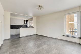 
Ben je op zoek naar een instapklaar appartement op de tweede verdieping, ideaal voor zowel eigen bewoning als investering? Dan is dit appartement zeker een bezoek waard. Het bevindt zich in een verzorgd gebouw en combineert comfort, functionaliteit en een aangename indeling.

Via de inkomhal, voorzien van een apart gastentoilet en praktische bergruimte, betreedt u de lichtrijke leefruimte. De ruime woonkamer sluit naadloos aan op de volledig geïnstalleerde open keuken, die uitgerust is met alle hedendaagse toestellen en voldoende werk- en opbergruimte biedt. Deze open indeling creëert een gezellige en moderne woonbeleving.

Het appartement beschikt over twee volwaardige slaapkamers, die tal van mogelijkheden bieden, zoals een master bedroom en een tweede kamer die kan dienen als kinderkamer, bureau of hobbyruimte.

De badkamer is comfortabel ingericht en voorzien van een douche in bad, wastafel en alle nodige voorzieningen om aan het dagelijks comfort te voldoen.

Een extra troef is het aangename terras, waar u in alle rust kan genieten van een moment buiten. 

Interessant voor investeerders:
Naast de aankoop van dit appartement is er ook de mogelijkheid om het volledige gebouw, bestaande uit 6 units en bijhorende kelderruimtes, aan te kopen. Dit biedt een uitstekende opportuniteit voor wie op zoek is naar een rendabele vastgoedinvestering met meerdere verhuurmogelijkheden.

Stedenbouwkundige info: Vg - Wg - Vkr - Gvv - Gmo

Meer info en documenten op www.malines-group.be
