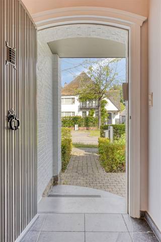 <p><span>ELSDONK: charmante villa met 4 slaapkamers en zuidtuin.</span></p><p><span>Via de charmant aangelegde voortuin betreden we deze </span><span>karaktervolle, instapklare en uitstekend verzorgde villa</span><span>. De inkomhal verwelkomt je met een gastentoilet en een mooie, open houten trap die meteen de warme sfeer van de woning benadrukt.</span></p><p><span>De ruime </span><span>woon- en leefruimte in U‑vorm</span><span> is afgewerkt met parket en voorzien van een stijlvolle sierschouw. Dankzij de grote raampartijen geniet je hier van een overvloed aan licht en een aangenaam zicht op het terras en de zuidgerichte tuin. Het aangelegde terras vormt een ideale plek om te ontspannen en geeft toegang tot de garage/bijgebouw en de oprit.</span></p><p><span>De </span><span>ingerichte keuken</span><span> is uitgerust met kwalitatieve AEG-inbouwtoestellen en biedt voldoende werk- en bergruimte, inclusief een gezellige ontbijtboog. Ook vanuit de keuken is er directe toegang tot het terras en de tuin, wat het geheel bijzonder praktisch maakt.</span></p><p><span>Op de </span><span>eerste verdieping</span><span> bevindt zich een aangenaam en licht volume met een ruime overloop die toegang geeft tot </span><span>vier riante slaapkamers</span><span>. De comfortabele, lumineuze badkamer is ingericht met een ligbad, aparte douche en een dubbele lavabo in meubel met spiegel en verlichting.</span></p><p><span>Verder beschikt de woning over een </span><span>geïsoleerde zolderruimte</span><span>, ideaal als extra berging, en een </span><span>droge, ruime kelder</span><span>.</span></p><p><span>Bijzonderheden</span><span>:</span></p><ul><li><span>Oprit voor </span><span>2 à 3 wagens</span><span> met houten poort en zeer ruime garage </span></li><li><span>Kwalitatieve gordijnen en verlichting doorheen de woning</span></li><li><span>TV‑aansluiting in alle slaapkamers</span></li><li><span>Alarm- en videofoniesysteem</span></li><li><span>Nieuwe Buderus gasketel</span></li></ul><p><span> </span></p><p><span>Beschikbaar vanaf 01/09/2026</span></p><p><span> </span></p><p><span>Deze woning is een </span><span>ideale, instapklare gezinswoning</span><span> op een uitstekende ligging, vlakbij strategische invalswegen, winkels en kwalitatieve scholen.</span></p>