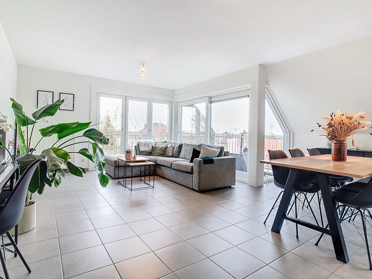 Dakappartement met 2 slaapkamers en terras te Roeselare. - foto 2