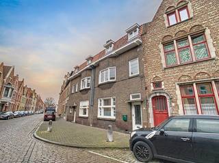 De woning is gelegen in een rustige straat in het centrum van Brugge, op een steenworp afstand van winkels, scholen en alle noodzakelijke voorzieningen. Daarnaast bevindt u zich op wandelafstand van de historische Markt, met zijn charmante sfeer en rijke geschiedenis. <br /><br />Dankzij de centrale ligging geniet u van een uitstekende bereikbaarheid en het gemak van stedelijk wonen, terwijl u toch kunt ontspannen in de ruime tuin, die een oase van rust biedt.<br /><br />Indeling: <br /><br />GLV.: <br />Inkomhal (10m²) - lichtrijke woonkamer met open keuken (34m²) voorzien van dampkap, keramische kookplaat, dubbele spoelbak, frigo met diepvriesvak en oven - bureau ruimte (12m²) - badkamer (8m²) voorzien van douche, lavabo in meubel en aansluiting wasmachine - apart toilet - terras (20m²) - tuin (70m²). <br /><br />1°V.: <br />Nachthal (8m²) - 2 slaapkamers (17m² - 13m²) - badkamer (6m²) voorzien van inloopdouche met lavabo en kastmeubel. <br /><br />2°V.: <br />Nachthal (10m²) - slaapkamer (26m²) voorzien van mezzanine (9m²) en dressingruimte (7m²). <br /><br />Algemeen:<br />- Huurprijs: € 1.100,00/maand<br />- Beschikbaar vanaf: 01/10/2026<br /><br /><br />De snelste manier om een bezoek te brengen aan dit pand? Vraag je bezoek aan via de roze knop op onze website (www.dewaele.com) en je wordt gecontacteerd door onze verhuurexpert Broes. <br /><br />Telefonisch kunnen er geen afspraken gemaakt worden. Bij andere vragen kun je ons telefonisch contacteren via 050 444 999.