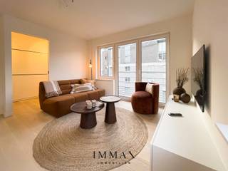 Totaal renovatie hoekappartement gelegen op enkele stappen van de Lippenslaan en de zee te Knokke.<br /><br />Indeling: inkomhall met vestiaire en gastentoilet.<br />Lichtvolle woonkamer en volledig ingerichte, moderne keuken.<br />Het appartement werd uitgerust met 2 volwaardige slaapkamers en een douchekamer.<br /><br />Kelderberging aanwezig in het gebouw en mogelijkheid tot aankoop van een garage in de nabije omgeving van het appartement.<br />Meubilair inbegrepen.<br /><br />Aarzel niet om ons te contacteren voor meer info: tel. : 050 62 44 14 of via knokke@immax.be