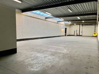 - magazijnruimte 290m²- moderne kantoorruimte- nabij oprit/afrit E313- voldoende parking- automatische sectionale poort (4 m hoog)- kantoorruimte met...