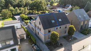 <strong>Ruim duplexappartement met 3 slaapkamers, groot zuidgericht terras en garagebox en staanplaatsen.<br /><br /></strong><strong>Dit ruime duplexappartement combineert een woonindeling met drie volwaardige slaapkamers, een royaal zuidgericht terras van ca. 25 m² en heel wat praktische bergruimte. De verzorgde afwerking met parket, ingebouwde maatkasten, airconditioning en vloerverwarming zorgen voor extra wooncomfort. Achteraan bevindt zich bovendien een ruime garagebox met bijkomende bergruimte en extra staanplaatsen.</strong><br /><br /><strong>Gelijkvloerse verdieping</strong><br />
<ul>
<li>een eigen <strong>inkomhal </strong>met meterkast en technische berging;</li>
<li>een trap naar de eerste verdieping;</li>
</ul>
<strong>Eerste verdieping</strong><br />
<ul>
<li>een <strong>inkomhal, </strong>gastentoilet met handenwasser en ingebouwde vestiairekast;</li>
<li>een ruime en lichtrijke <strong>woonkamer </strong>op parket met <strong>ingebouwde</strong> <strong>kasten </strong>en een <strong>maatwerk TV-meubel</strong>;</li>
<li>een groot schuifraam met rechtstreekse toegang tot het <strong>zuidgerichte terras </strong>voorzien van<strong> automatische zonnetent;</strong></li>
<li>een afzonderlijke <strong>leefkeuken</strong>, bereikbaar via een glazen deur en afgewerkt met keramische tegelvloer, uitgeruste met inductiekookplaat, heteluchtoven, inbouwkoelkast, vaatwasser en spoelbak;</li>
<li>een <strong>ruime berging/wasplaats</strong> met aansluiting voor wasapparatuur;</li>
<li>een bijkomende technische berging op de gang;</li>
</ul>
<strong>Tweede verdieping</strong><br />
<ul>
<li>een nachthal;</li>
<li>een ruime <strong>hoofdslaapkamer </strong>op parket;</li>
<li><strong>twee </strong>bijkomende <strong>volwaardige</strong> <strong>slaapkamers</strong> op parket;</li>
<li><strong>airconditioning </strong>in twee van de drie slaapkamers;</li>
<li>een verzorgde <strong>badkamer </strong>met inloopdouche, dubbele lavabo, hangtoilet en handdoekradiator;</li>
</ul>
<strong>Garage en parkeren</strong><br />
<ul>
<li>een extra <strong>ruime garagebox </strong>achteraan het gebouw;</li>
<li>een <strong>automatische elektrische garagepoort </strong>en <strong>afzonderlijke toegangsdeur</strong>;</li>
<li>bijkomende <strong>ruimte </strong>voor<strong> fietsen, berging of werkplaats</strong>;</li>
<li>verlichting en stopcontacten aanwezig;</li>
<li>autostaanplaatst met plek voor twee wagens.</li>
</ul>
<strong>Algemeen:</strong><br />
<ul>
<li><strong>vloerverwarming</strong></li>
<li><strong>garagebox </strong>met bergwerkruimte en<strong> autostaanplaatsen inbegrepen in de verkoopprijs;</strong></li>
<li><strong>maandelijkse provisie van € 100/maand; (werkelijke kost 2025 ca. €70/maand)</strong></li>
<li>stedenbouwkundige informatie in aanvraag;</li>
<li>mogelijkheid tot plaatsing zonnepanelen;</li>
</ul>