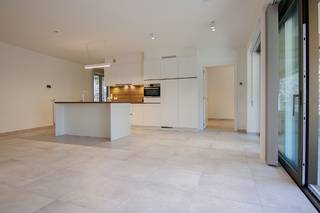 <u><strong>Moderne serviceflat met 2 ruime slaapkamers, 2 badkamers en een uitnodigend terras op een TOP locatie in het centrum van Hasselt</strong></u><br /><br /><strong><u>Net verhuur met interessant rendement!!!</u><br /><br /><u>Net opgestart met het zoeken voor een huurder en zeer snel een kandidaat gevonden!<br />Ideaal voor investeerders, aanbod voor 2 ruime slpks is zeer beperkt in het Ursulinenhof!</u></strong><br /><u><strong>Maandelijkse huurinkomsten +/- € 1.346,00 per maand.<br />Geen onroerende voorheffing te betalen wegens serviceflat!<br />Geen kosten voor herverhuur te betalen --> is voor de uitbating (Korian)<br /><br />Interesse? Wees er snel bij!</strong></u><br /><br /><strong><u>TROEVEN:</u></strong><br /><br />- Toplocatie in het bruisende stadscentrum van Hasselt<br />- Riant terras <br />- Voorzien van alle modern comfort<br />- Ruime woonkamer met open keuken en veel lichtinval <br />- 2 slaapkamers <br />- 2 badkamers <br />- 2 toiletten<br />- Kelderberging inbegrepen in de vraagprijs <br />- Prachtig aangelegde binnentuin <br />- Kinesist, schoonheidsspecialist, horeca, ... in de eigen residentie <br /><br /><strong><span>Locatie</span></strong><span> - Uniek woonzorgcentrum met assistentiewoningen in het hart van de stad. Mede door zijn unieke locatie en moderne architectuur onderscheidt dit project zich van zovele anderen. Onder het goedkeurend oog van de zusters Ursulinen werd het voormalig Vrij Technisch Instituut verhuisd naar een meer toegankelijke locatie en werd de site aan het Groenplein omgevormd tot ruim 100 serviceflats, een ondergrondse parking, een binnentuin en een gezellig plein in de schaduw van het oude stadhuis van de hoofdstad van de smaak.</span><br /><br /><strong><span>Assistentiewoning</span></strong><span> - Deze assistentiewoning is gelegen op de gelijkvloerse verdieping en is bereikbaar via de riante en rustgevende binnentuin van het complex.</span><br /><span>Het appartement omvat een inkomhal, een zeer ruime woonkamer met open keuken, een mooi terras, twee slaapkamers met elk een eigen badkamer, het gastentoilet en een berging met voorzieningen voor wasmachine en droogkast. Handige inbouwkasten werden voorzien in de slaapkamers en de praktische berging. </span><span>Vanuit beide slaapkamers en de leefruimte kom je op het ruim en volledig overdekt terras, dat zich bevindt langs de Schrijnwerkersstraat.<br />Tenslotte is er nog een extra kelderberging in de ondergrondse verdieping, zodat je zeker over voldoende opbergruimte beschikt.</span><br /><br /><strong><span>Voordelen - </span></strong><span>Extra voordelen van wonen in deze beschermde omgeving is uiteraard de mogelijkheid om een beroep te doen op diverse diensten op maat van elk individu. Thuishulp, verpleging, een kapper, pedicure en kinesist staan te uwer beschikking. In geval van nood staat er 24/7 iemand paraat voor snelle interventies.</span><br /><br /><span>Kortom, een zeer ruim assistentie-appartement met een hoogwaardige afwerking en een toffe interactie tussen het binnen- en buitenleven. Een mooie opportuniteit op een toffe eigendom met uitstraling en klasse om optimaal te kunnen genieten van alles wat deze mooie stad te bieden heeft.<br /><br />Interesse? Vraag snel extra informatie op bij Koen. Hij helpt je graag verder.</span><br />