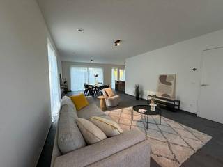 INDELING<br />Gelijkvloers<br />- inkomhal met gastentoilet<br />- eetkamer met zicht op de tuin (12m²)<br />- keuken (9m²)<br />- living (28m²)<br />- berging aansluitend aan keuken (5m²)<br />- inpandige garage (21m²)<br />- buitenberging<br />- tuin<br /><br />Eerste verdiep<br />- nachthal met toilet<br />- slaapkamer 1 (15m²)<br />- slaapkamer 2 (9m²)<br />- slaapkamer 3 (11m²)<br />- slaapkamer 4 (10m²)<br />- badkamer met dubbele lavabo, inloopdouche en bad (7m²)<br />- berging (3m²)<br /><br />Bestuursmaatregelen in het maatregelenregister: in aanvraag