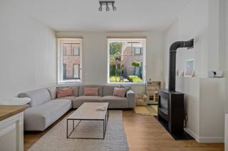 <strong>Instapklare 3-gevel woning met groot terras en verzorgde tuin, ideaal gelegen nabij het centrum van Everberg.<br />Herlancering wegens niet verkrijgen krediet koper !</strong><br />Gelijkvloers: Woonkamer welke opgesplitst in eetkamer en living. De living is tevens voorzien van een gashaard. Recente (2016) volledig ingerichte keuken en wasplaats/WC.<br />Eerste verdieping: Ruime slaapkamer en een ruime recente (2019) badkamer voorzien lavabo in meubel, ligbad met douche en WC.<br />Tweede verdieping: 2 slaapkamers beide voorzien van ingebouwde opbergkasten.<br />Zolder: kleine opbergzolder.<br />Kelderverdieping: Opbergkelder.<br />Buiten: 2 autostaanplaatsen naast de woning met laadinstallatie voor elektrische wagen. Verzorgde tuin en groot terras.<br />Extra info: Dak vernieuwd en vrijstaande zijmuur geïsoleerd in 2024, alarmsysteem en waterverzachter aanwezig. Ideale starterswoning !
