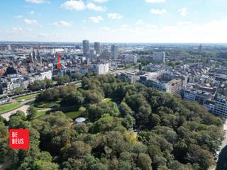 - Zonnig appartement 100m2<br />- twee volwaardige slaapkamers <br />- Open zicht op het stadspark, pal aan Casino<br />- Inpandige garage op het gelijkvloers<br /><br />Ontdek dit prachtige en ruime appartement op de tweede verdieping in een verzorgde residentie. Gelegen in het hart van Oostende, biedt dit appartement een uitzonderlijk open groenzicht en een zonnige leefomgeving.<br />Dit appartement biedt u tal van troeven, pal aan het park, het Casino én op wandelafstand van alle handels- en horecazaken. <br /><br />Indeling: inkomhal, lichtrijke & ruime woonkamer, afzonderlijke ingerichte keuken, 2 volwaardige slaapkamers, badkamer met stortbad, 2 bergingen. <br />Privatieve kelderberging inbegrepen. inclusief garagebox op het gelijkvloers. <br /><br />Momenteel verhuurd op jaarbasis. <br /><br />Slechts één appartement per verdiep. <br /><br />Gunstig EPC 184/kWh - U.C. 3020858<br /><br />Alle info en bezoeken via Immo De Beus 059 510 300