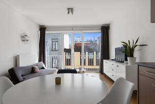 Dit verzorgd 1-slaapkamerappartement, gelegen in de Bexstraat in het hart van Antwerpen, is ideaal zowel voor eigen bewoning als voor investering.<br /><br />De indeling is praktisch en aangenaam: een gezellige leefruimte met open keuken, een ruime slaapkamer met aansluitend de badkamer. De badkamer is volledig betegeld en uitgerust met een toilet, bad en voorziening voor wasmachine en droogkast.<br /><br />Het appartement maakt deel uit van een recent gebouw (2006) en is momenteel verhuurd, wat het extra interessant maakt voor investeerders.<br /><br />EPC: 130 kWh/m²<br />Elektriciteit conform<br /><br />Stedenbouwkundige inlichtingen: Wg, Gvkr, Vg, Gvv, Gmo